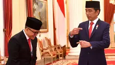 Presiden Joko Widodo berbincang dengan Abdullah Azwar Anas seusai pelantikan dirinya sebagai Menteri Pendayagunaan Aparatur Negara dan Reformasi Birokrasi (MenPAN RB) di Istana Negara, Jakarta, Rabu (7/9/2022). Jokowi melantik Abdullah Azwar Anas yang sebelumnya menjabat Kepala Lembaga Kebijakan Pengadaan Barang/Jasa Pemerintah (LKPP) sebagai MenPAN RB menggantikan Tjahjo Kumolo yang wafat. (FOTO: Rusman - Biro Pers Sekretariat Presiden)