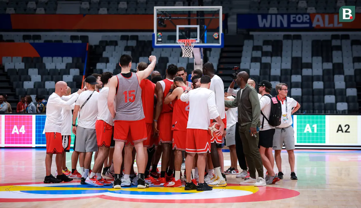 <p>Timnas Basket Kanada melakukan tos saat latihan menjelang laga Piala Dunia FIBA 2023 melawan Prancis di Indonesia Arena, Senayan, Jakarta, Kamis (24/08/2023). (Bola.com/Bagaskara Lazuardi)</p>
