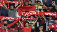 Suporter Tim Garuda membentangkan syal jelang menyaksikan Indonesia melawan Thailand pada laga Grup G Kualifikasi Piala Dunia 2022 zona Asia di Stadion Utama Gelora Bung Karno, Jakarta, Selasa (10/9/2019). Indonesia kalah 0-3. (Liputan6.com/Helmi Fithriansyah)