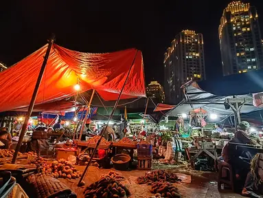 Suasana pasar Kebayoran Lama pada malam hari saat menggunakan kamera realme 9 Pro Plus dengan sensor Sony IMX76, Jakarta, Kamis (24/02/2022). Sensor ini, memiliki asupan cahaya yang masuk lebih banyak dan memungkinkan besaran megapiksel lebih tinggi. (Liputan6.com/Fery Pradolo)
