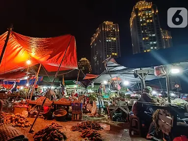 Suasana pasar Kebayoran Lama pada malam hari saat menggunakan kamera realme 9 Pro Plus dengan sensor Sony IMX76, Jakarta, Kamis (24/02/2022). Sensor ini, memiliki asupan cahaya yang masuk lebih banyak dan memungkinkan besaran megapiksel lebih tinggi. (Liputan6.com/Fery Pradolo)