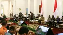 Presiden Joko Widodo (Jokowi) memimpin sidang kabinet paripurna di  Istana Kepresidenan Bogor, Senin (29/5). Rapat membahas persiapan Idul Fitri 1438 H, pemantauan harga bahan pokok dan menjaga momentum pertumbuhan ekonomi. (Liputan6.com/Angga Yuniar)