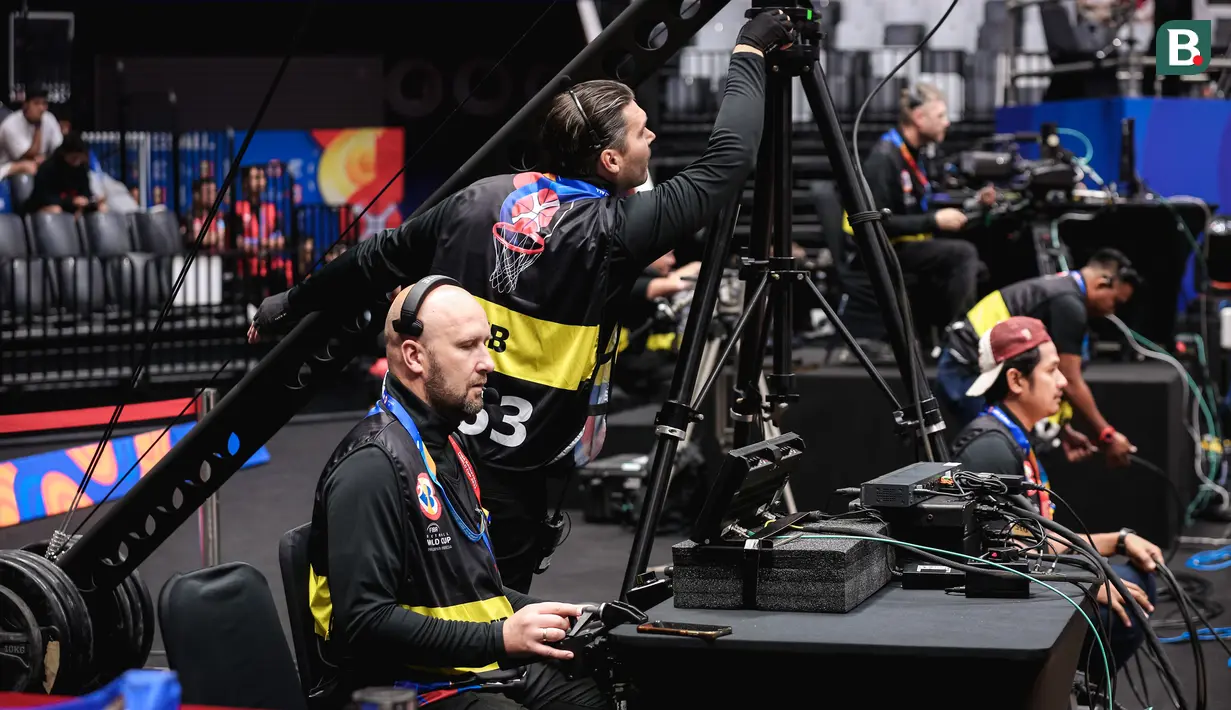 Sejumlah operator penyiaran sedang mengoperasikan Jimmy Jib saat Piala Dunia FIBA 2023 di Indonesia Arena, Senayan, Jakarta, Minggu (27/08/2023). Kamera jenis ini digunakan untuk merekam pertandingan dari atas. Kegunaannya untuk saling melengkapi pengambilan gambar dari spidercam. (Bola.com/Bagaskara Lazuardi)