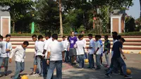 UNI Papua saat memperkenalkan sepak bola sosial ke Jakarta Islamic School (JIS). (Bola.com/Tengku Sufiyanto)