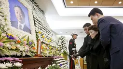 Istri mantan presiden Korea Selatan Kim Young - Sam, Son Myung-soon memberi bunga saat proses pemakaman suaminya di Seoul, Korea Selatan, (22/11). Kematian Kim disebabkan oleh infeksi darah dan gagal jantung. (REUTERS/Yonhap)