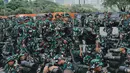 Pengamanan bersama ini dilakukan dengan aparat kepolisian untuk memastikan situasi dan kondisi Jakarta tetap kondusif. (AP Photo/Tatan Syuflana)