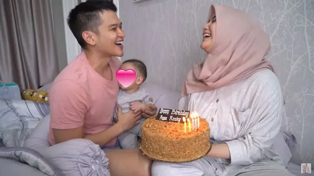 Momen Ulang Tahun Rezky Aditya yang Ke-36, Dapat Kejutan Manis dari Istri. (Sumber: YouTube/Ciky Citra Rezky)
