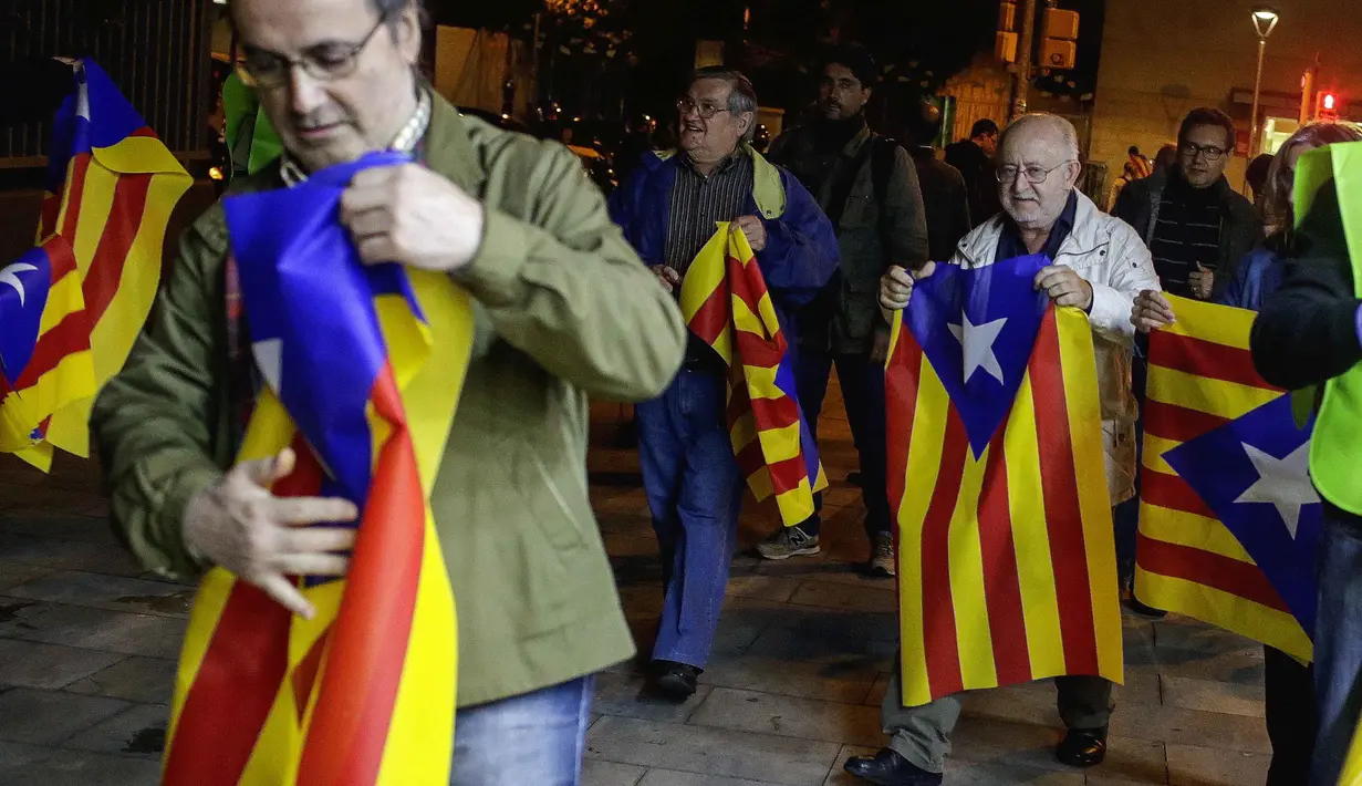 Suporter membawa bendera "Estelada" (bendera separatis Catalan) sebelum laga Liga Champions grup E antara Barcelona dan Bate Borisov di Stadion Camp Nou, Barcelona, Spain, Rabu (4/11/2015). (AFP PHOTO/ Pau Barrena)