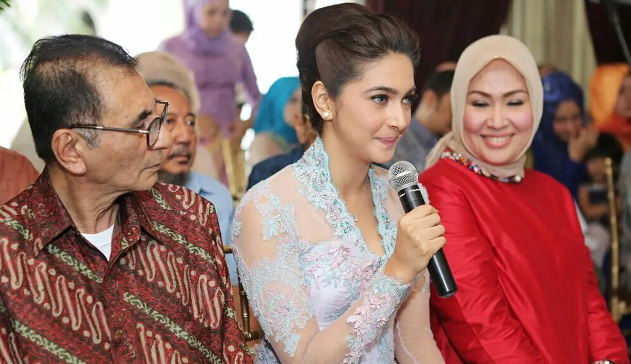 Prosesi lamaran, Nabila Syakieb yang tampil cantik mengenakan kebaya modern bernuansa biru muda terlihat didampingi kedua orangtuanya. Acara lamaran ini sendiri digelar hanya untuk kalangan terbatas. (Ruben Silitonga/Bintang.com)