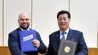 Mun Chol (kanan), ketua Socialist Patriotic Youth League Korea Utara, dan Anton Zemidov (kiri) ketua United Russia Youth Guards, saat pertemuan di Pyongyang. (Yonhap)