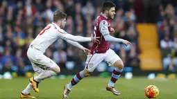 Pemain Aston Villa, Carles Gil, menggiring bola dibayangi pemain Liverpool, Alberto Moreno. Berkat kemenangan ini The Reds naik ke posisi delapan klasemen sementara. (Reuters/Carl Recine)