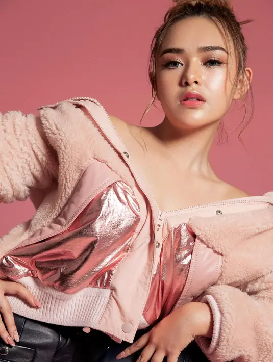 Belum lama ini, Amanda menceritakan tentang quality time yang dilakukannya bersama Billy. Kalau kebanyakan pasangan menikmatinya dengan pergi ke mall, namun berbeda untuk pasangan yang satu ini. (Instagram/amandamanopo)