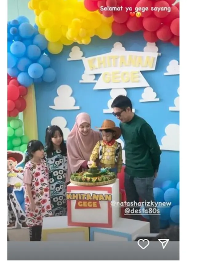 7 Potret Desta dan Natasha Rizy Gelar Syukuran Khitanan Anak, Tampil Kompak
