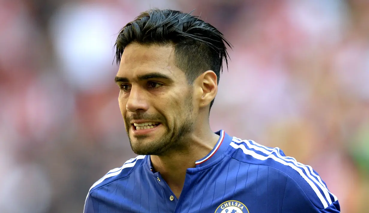 Penyerang Chelsea, Radamel Falcao menjadi  incaran klub seperti Real Madrid, Valencia, Club America dan AS Monaco, harganya masih dalam perbincangan tetapi Chelsea bersedia meminjamnya karena kurang bersinar tahun lalu. (EPA/Facundo Arrizabalaga)