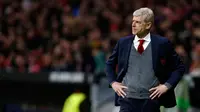 Reaksi manajer Arsenal, Arsene Wenger melihat timnya melawan Atletico Madrid pada laga leg kedua semifinal Liga Europa di Wanda Metropolitano, Kamis (3/5). Kegagalan Arsenal lolos ke final Liga Europa membuat Wenger bersedih. (AP/Francisco Seco)