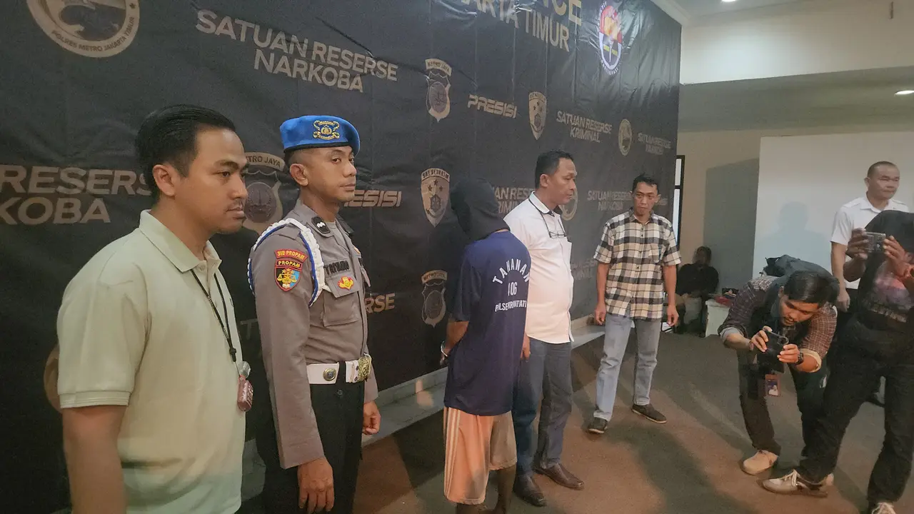 Polisi menetapkan DJ (28) sebagai tersangka kasus pembunuhan terhadap seorang pedagang semangka Pasar Kramat Jati