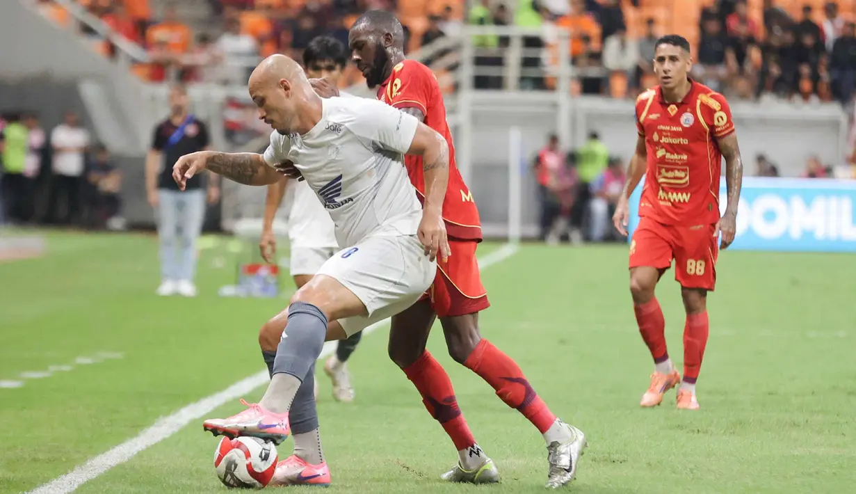 Duel antara Persija dan PSM Makassar berlangsung ketat hingga menit akhir. Tampak dalam foto, pemain Persija berebut bola dengan pemain PSM Makassar pada laga pekan ke-22 BRI Super League 2025/2026 di Jakarta International Stadium, Jumat (20/2/2026) malam WIB. (Bola.com/Abdul Aziz)