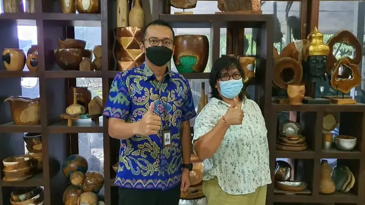 Ni Ketut Bakati Anggareni atau biasa disapa Ayu mengaku sejak awal sudah tertarik pada industri pengolahan kayu.