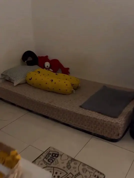 <p>Fakta lainnya adalah tempat tidur Rafael yang benar-benar seperti anak kost. Seperti inilah potret tempat tidur Rafael yang tanpa ranjang. (Foto: Instagram.com/rafaell_16/)</p>