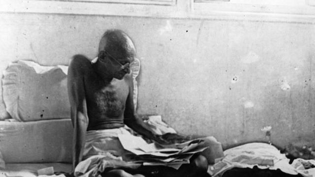 Hasil gambar untuk 'Puasa' 21 Hari Mahatma Gandhi Lawan Penindasan