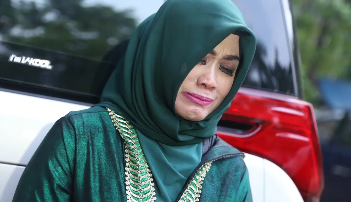 Bukan hal mudah bagi Sri Wulansih kehilangan  sosok Jupe untuk selamanya. 100 hari sudah Jupe berpulang ke haribaan sang pencipta, namun air mata ibunda terus berderai. Terlebih saat mengunjungi makam Jupe. (Nurwahyunan/Bintang.com)