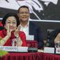 Ketua Umum PDIP Megawati Soekarnoputri (kiri) bertepuk tangan saat menghadiri pengumuman nama calon kepala daerah dan calon wakil kepala daerah di DPP PDIP, Jakarta, Rabu (19/2/2020). Pengumuman 48 nama calon yang akan maju Pilkada 2020 ini masuk dalam gelombang pertama. (Liputan6.com/Faizal Fanani)