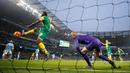 Striker  Norwich City, Cameron Jerome  menaklukkan kiper Norwich City, Joe Hart, untuk mencetak gol dalam laga Liga Premier Inggris di Stadion Etihad, Manchester, Sabtu (31/10/2015) malam WIB. (Reuters/Phil Noble)