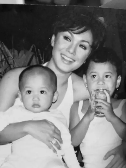 <p>&ldquo;Bunda masih simpen foto ini. Semoga selau sehat ya nak,&rdquo; lanjut Yuni Shara. (Foto: Instagram @yunishara36)</p>