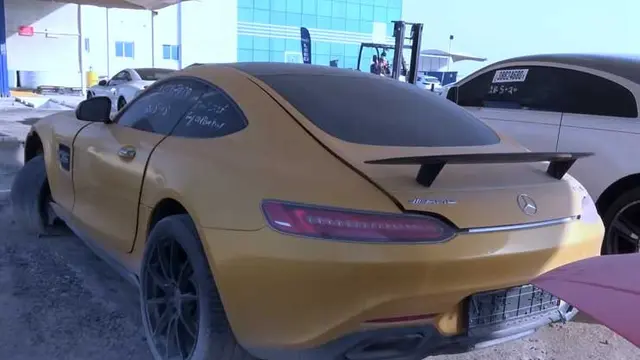 Mercedes AMG GT yang ada di scrap yard Dubai (Supercar Blondie)