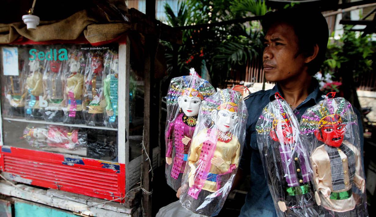 Menjelang HUT DKI ke-486, 22 Juni nanti, permintaan miniatur ondel-ondel semakin meningkat, Jakarta, Rabu (18/6/14). (Liputan6.com/Faizal Fanani)