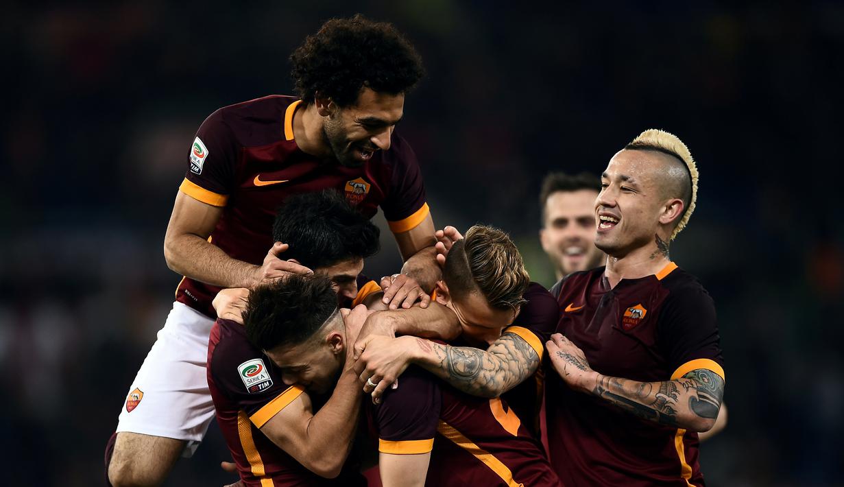 AS Roma menggusur Fiorentina dari tiga besar klasemen sementara Serie A setelah menang 4-1 atas skuat La Viola pada pertandingan pekan ke-28, di Stadion Olimpico, Roma, Sabtu (5/3/2016) dini hari WIB. (AFP/Filippo Monteforte)