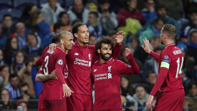 Bek Liverpool, Virgil van Dijk, berselebrasi setelah mencetak gol ke gawang FC Porto pada leg kedua perempat final Liga Champions 2018/2019 di Estadio do Dragao, Rabu (17/4).  (AP Photo/Luis Vieira)