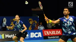 Ganda Campuran Indonesia, Edi Subaktiar/Gloria E Widjaja mengembalikan bola ke arah Yuta Watanabe/Arisa Higashino (Jepang) di Indonesia Open 2017 di Jakarta, Selasa (13/6). Edi/Gloria kalah 18-21, 21-13, 17-21. (Liputan6.com/Helmi Fithriansyah)