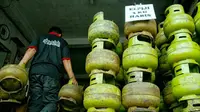 Salah tempat penyaluran tabung gas elpiji bersubsidi di Pekanbaru. (Liputan6.com/M Syukur)