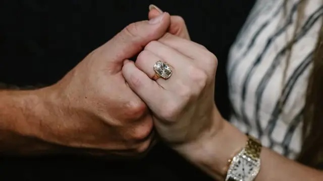 Cincin tunangan Taylor Swift