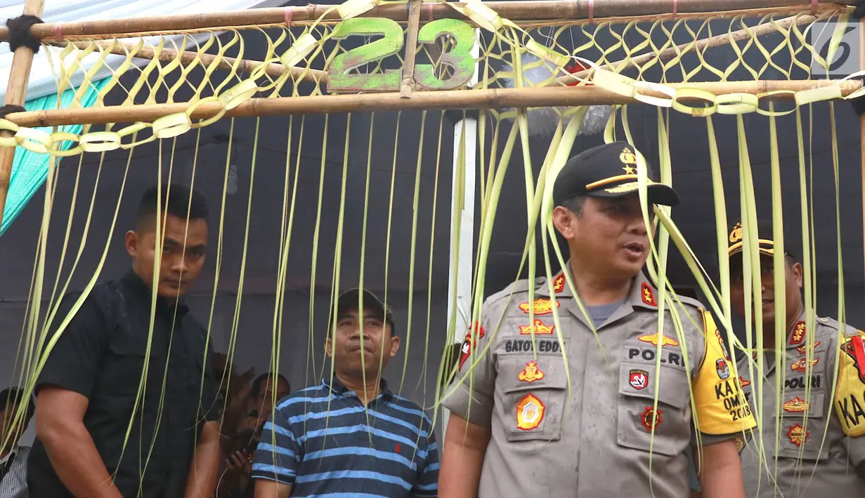 Kapolda Metro Jaya Irjen Gatot Eddy Pramono meninjau persiapan tempat pemungutan suara (TPS) di Kampoeng Pemilu Nusantara, Depok, Jawa Barat, Selasa (16/4). Peninjauan tersebut untuk memastikan persiapan dan keamanan penyelenggaraan pemilu serentak 17 April 2019. (Liputan6.com/Immanuel Antonius)
