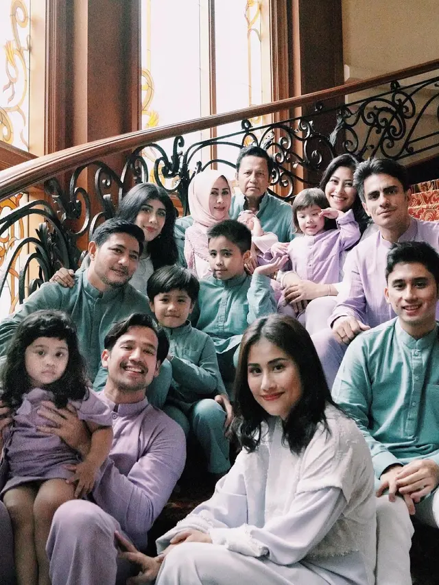 Potret Momen Lebaran Seleb Tanah Air dan Keluarga, Kompak Kenakan Baju Senada. (Sumber: Instagram/tarrabudiman)