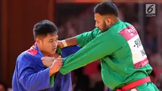 Atlet beladiri Kurash Indonesia, Dhifa Alfais saat bertarung dengan Danish Sharma dari India di 32 besar di kelas putra dibawah 90 kg di Arena Kurash JCC Senayan, Jakarta, Kamis (30/8). Indonesia kalah 0-3 atas India. (Liputan6.com/Fery Pradolo)