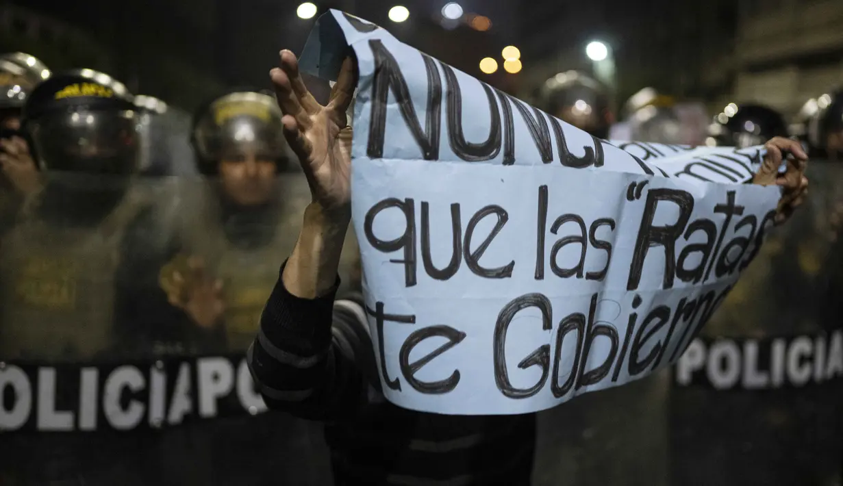 Aksi protes dilakukan setelah Kongres menyetujui penarikan sebagian dana pensiun swasta, sebuah langkah yang dapat menyebabkan jutaan warga Peru kehilangan dana pensiun. (ERNESTO BENAVIDES/AFP)