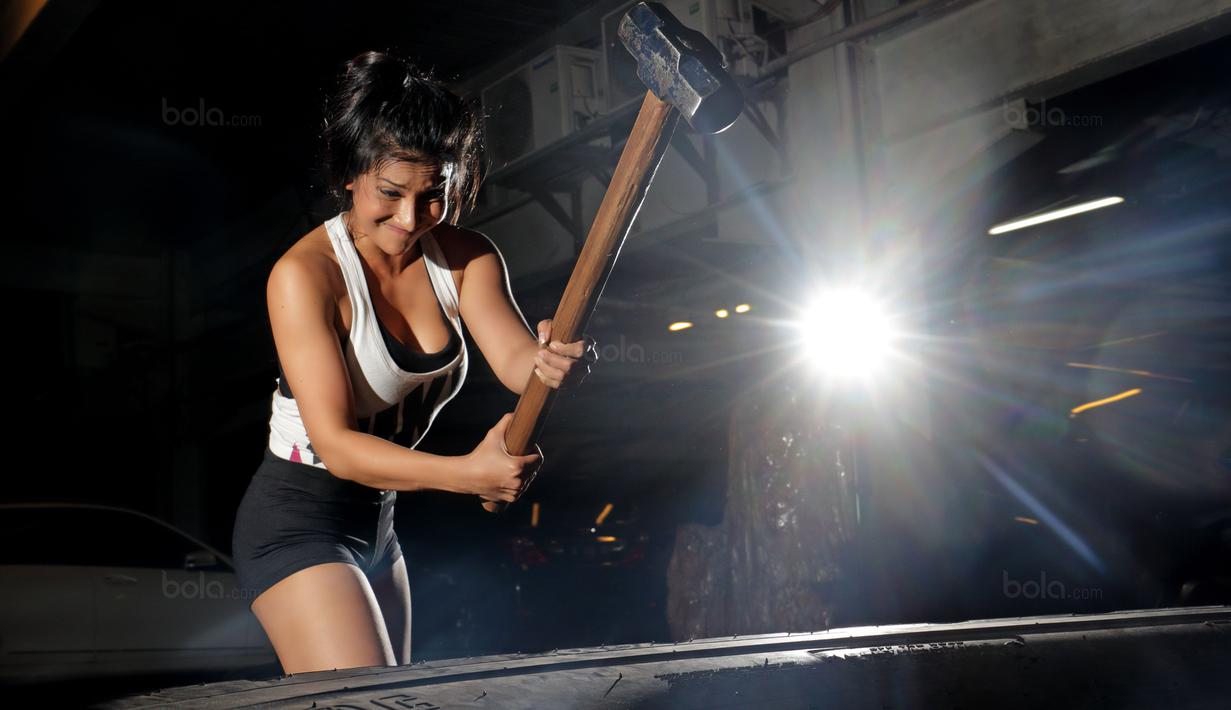 Gita Bachtiar atlet binaraga putri Indonesia menjalani latihan di Bengkel Cross-Fit, Jakarta pada Kamis (25/1/2018). Di kategori bikini fitness, Gita Bachtiar berhasil meraih juara pertama. (Bola.com/Peksi Cahyo)