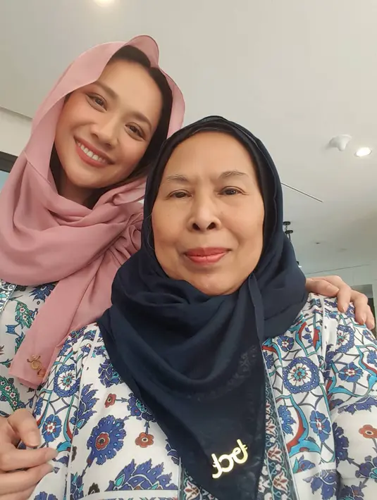 Setelah kepergian Ashraf, keduanya juga saling menguatkan. BCL juga kerap menyambangi rumah mertua di Malaysia. [Instagram/dida_sinclair]