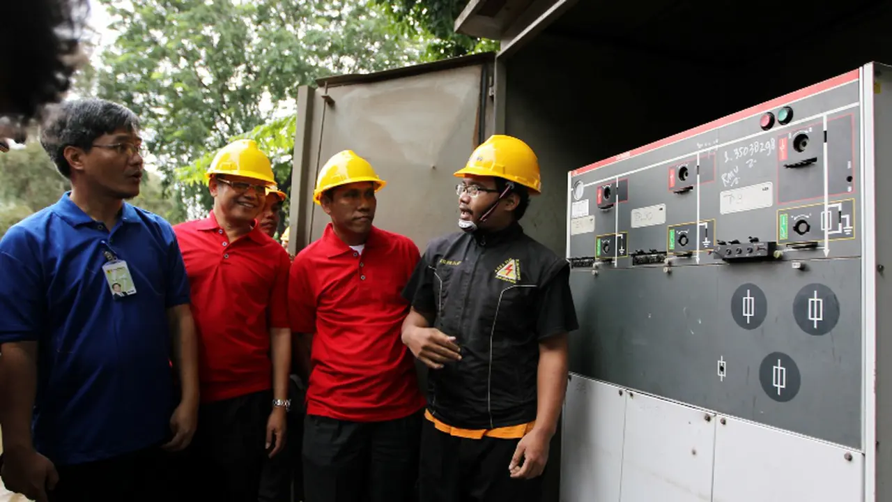 Direktur Operasi Jawa Bali PLN Supangkat Iwan Santoso meninjau Gardu Distribusi yang sempat terendam. (Foto: Agus Trimukti/PLN)