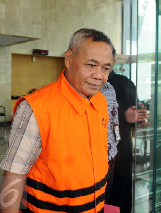 Penyidik KPK memperpanjang masa tahanan Sularman menjadi 40 hari dari 20 Januari sampai 28 Februari terkait Tindak Pidana Korupsi terkait promosi dan mutasi jabatan di lingkungan kabupaten Klaten, Jakarta, Rabu (18/1) . (Liputan6.com/Helmi Afandi)