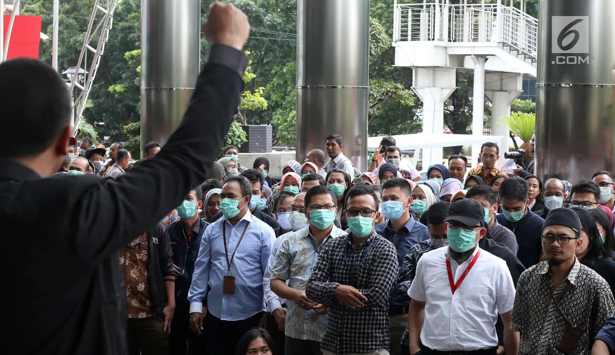 Ratusan Wadah Pegawai KPK menggelar aksi Solidaritas Untuk Gilang mengelilingi Gedung KPK Merah Putih di Jakarta, Kamis (7/9). Aksi digelar terkait penganiayaan pegawai KPK pada tanggal 2 Februari 2019 di  Hotel Borobudur. (merdeka.com/Dwi Narwoko)