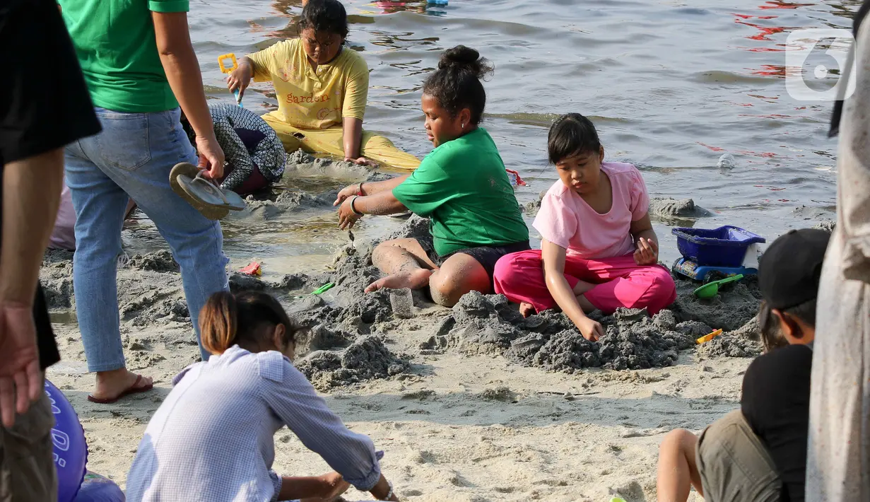 Taman Impian Ancol memprediksi pengunjung pada hari kedua Lebaran 2024 ini bisa mencapai sebanyak 80 ribu. (Liputan6.com/Herman Zakharia)
