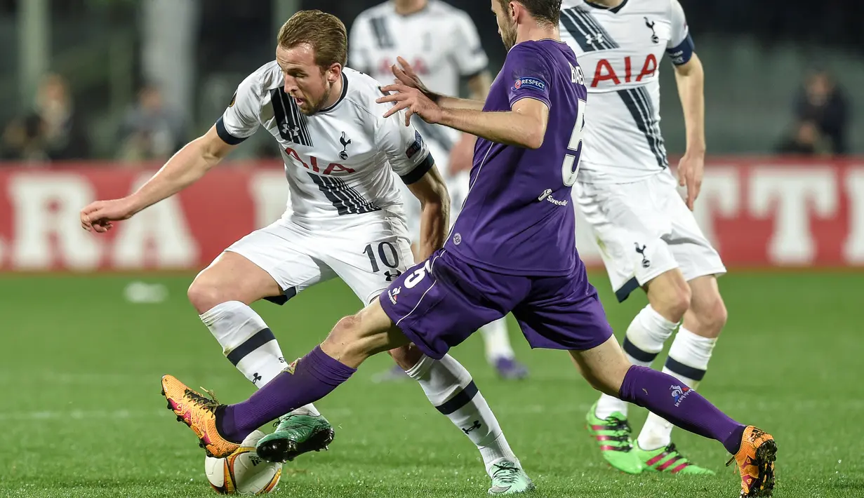 Pemain Tottenham Hotspur, Harry Kane, berusaha melewati pemain Fiorentina, Milan Badelj, dalam leg pertama babak 32 besar Liga Europa di Stadion Artemio Franchi, Italia, Jumat (19/2/2016) dini hari WIB. (AFP/Andreas Solaro)