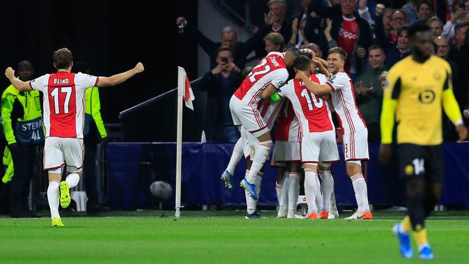 Para pemain Ajax merayakan gol mereka ke gawang Lille pada laga Grup H Liga Champions di Amsterdam, Belanda, Selasa (17/9/2019). Ajax memuncaki klasemen Grup H Liga Champions usai mengalahkan Lille 3-0. (AP Photo/Peter Dejong)