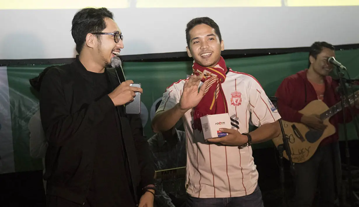 Selain itu Bola.com juga memberikan hadiah handphone kepada dua orang penonton yang beruntung. (Bola.com/Vitalis Yogi Trisna)