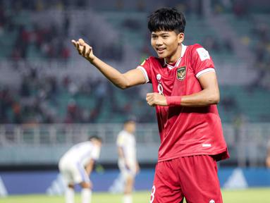 Selebrasi pemain Timnas Indonesia U-17, Arkhan Kaka setelah mencetak gol penyeimbang 1-1 ke gawang Timnas Panama U-17 lewat sundulan kepala pada laga kedua Grup A Piala Dunia U-17 2023 di Stadion Gelora Bung Tomo (GBT), Surabaya, Senin (13/11/2023). (Bola.com/Bagaskara Lazuardi)