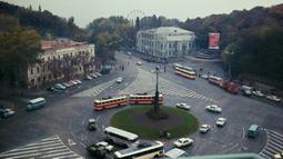 Foto yang diambil dari Hotel Dnipro, dekat Khreshchatyk Park, menunjukkan suasana sebuah taman kota yang terletak di sebelah European Square pada masa Uni Soviet di Kiev, Ukraina, Oktober 1975. (Pierre GUILLAUD/AFP)